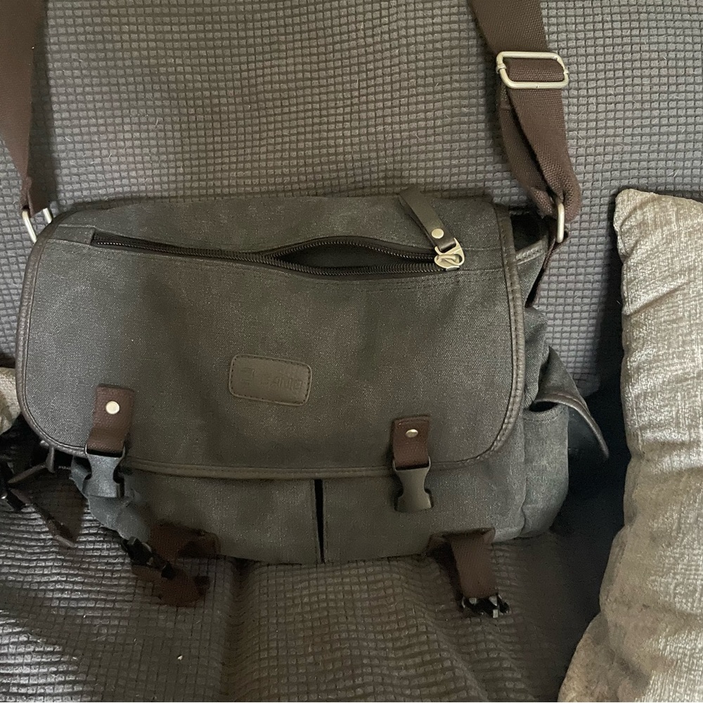 Messenger bag, dark blue pics show measurements
